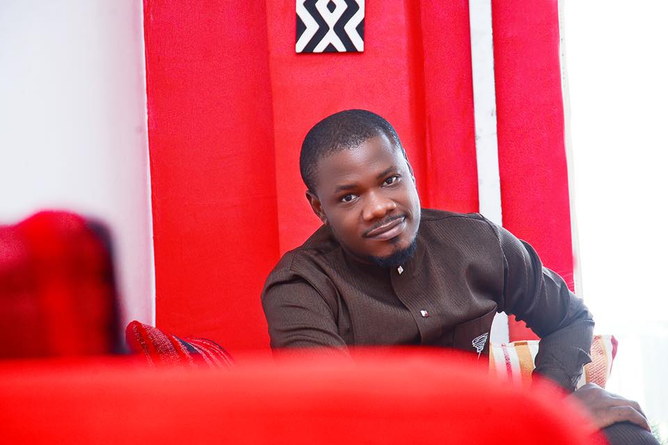 #CorruptionIsBold: One Man's Stand Against Corruption Attracts the Attention of the Immigration Authority in Nigeria 5 comrade phils exposed immigration bribery video in nigeria port harcourt office