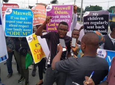 Victims of MBA Forex Lead Protest to Royal Place in Port Harcourt