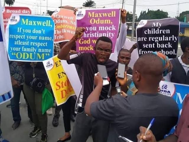 Victims of MBA Forex Lead Protest to Royal Place in Port Harcourt