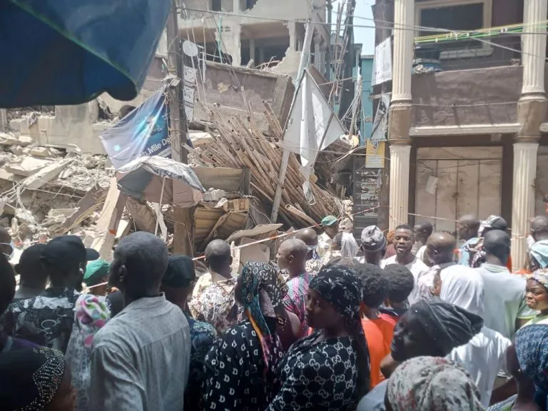 68B0BB82 4804 4EE5 B38E CF40399AC348 jpeg REPORT AFRIQUE International [PHOTOS] Four-storey building collapses in Lagos 