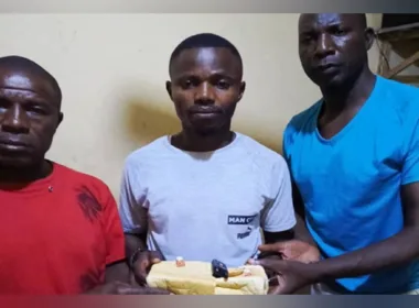 Police nab 3 smuggling drugs in bread to detained suspect