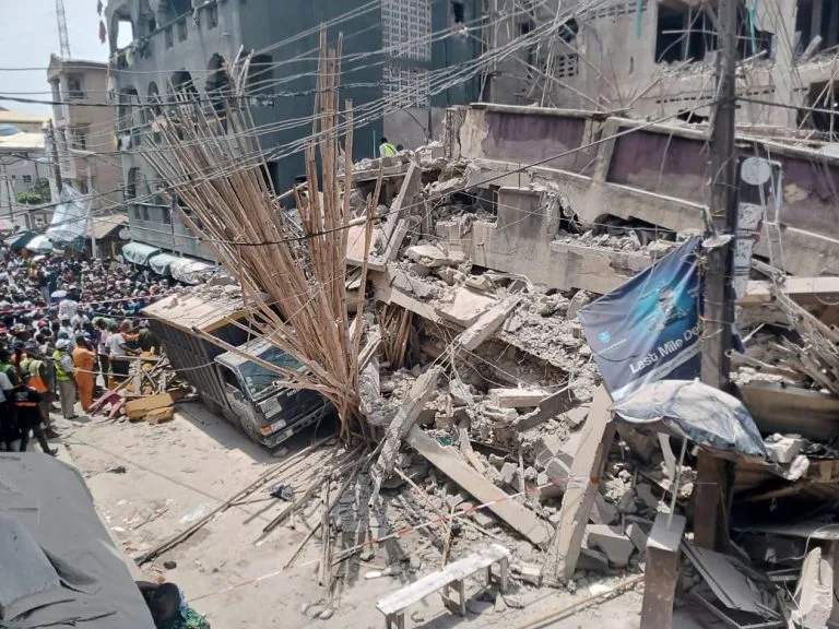 EBC0DC76 AADD 45CA B550 726C0D3285F3 jpeg REPORT AFRIQUE International [PHOTOS] Four-storey building collapses in Lagos 