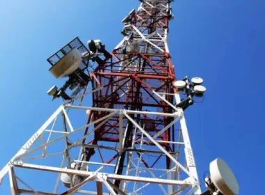 Man climbs mast in Abuja, threatens suicide if his demands Aren’t met