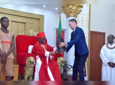 Oba of Benin Receives Two Looted Artefacts from US Custodian