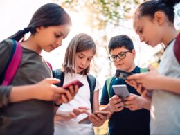 France to Trial Nationwide Ban on Mobile Phones in Schools for Children Under 15