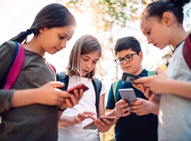 France to Trial Nationwide Ban on Mobile Phones in Schools for Children Under 15