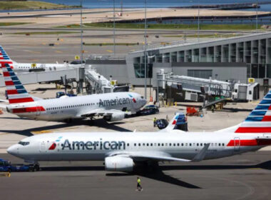 American Airlines resumed operations on Tuesday after a technical malfunction prompted the airline to ground all domestic flights for one hour
