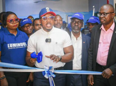 Aproko Doctor donates solar Power system to Epe hospital