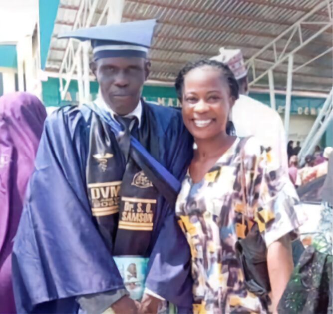 Nigerian Man Graduates As A Veterinary Doctor After 33-Years, Bags N1.1m Award February 15, 2025, Dr. Samson was inducted into the veterinary profession with the U16VM set.