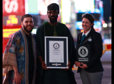 Nigerian chess master Tunde Onakoya, the founder of Chess in Slums Africa, has successfully set a new Guinness World Record for the longest chess marathon, exceeding the previous record of 61 hours.