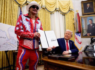 Trump signs executive order Against ticket scalping